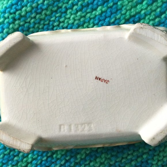 Vintage Japanese footed jar with lid and a small plate majolica? 3D flower et - Picture 8 of 8